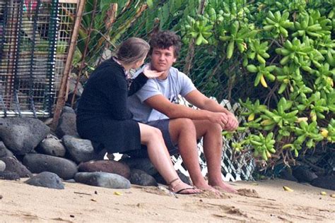 Bindi Irwin Kisses Boyfriend, Rocks a Bikini on Hawaiian ...